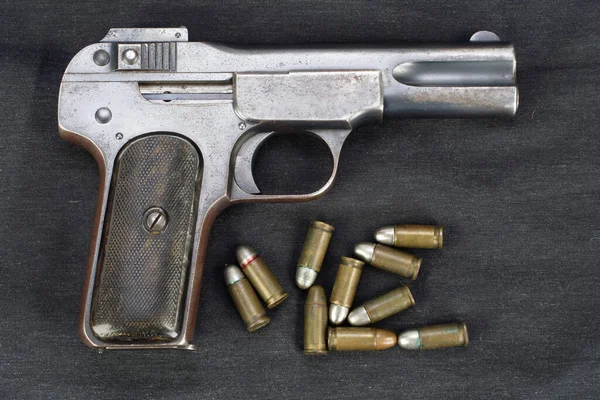 Régi Rozsdás Kézifegyver Lőszerrel Fekete Háttéren — Stock Fotó