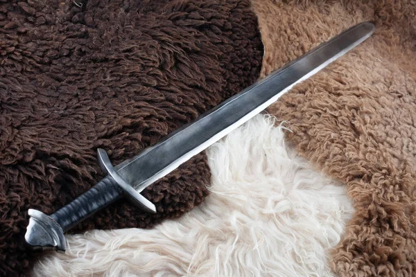 Viking Věk Meč Ovce Kožešiny Pozadí — Stock fotografie