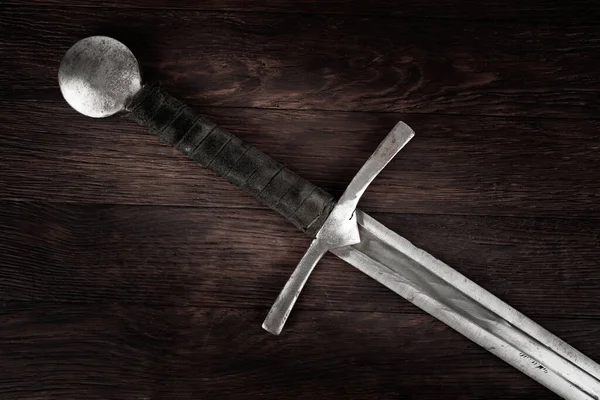 Espada Medieval Vintage Sobre Fondo Madera Imagen de archivo