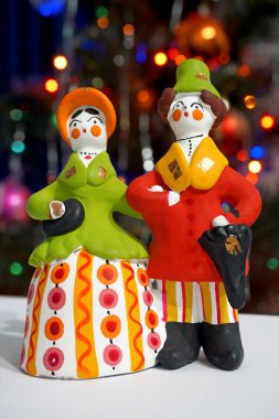 Clay Dymkovo oyuncak Noel ışıkları arka plan üzerinde  