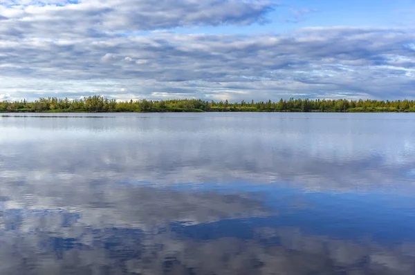 Paisagem Pitoresca Lago Verão Extremo Norte — Fotografia de Stock