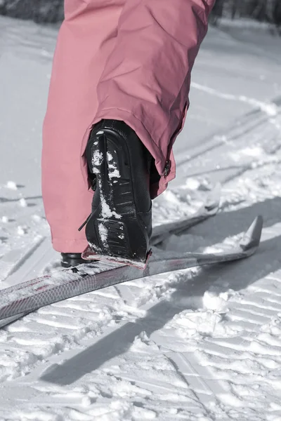 Крупный План Лыж Фрагмент Лыж Лыжных Ботинок — стоковое фото