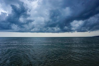 kasvetli, gri, fırtına öncesi sessizlik Denizi üzerinde gökyüzü                               