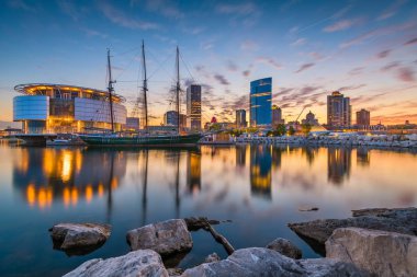 Alacakaranlıkta Michigan Gölü üzerinde Milwaukee, Wisconsin, ABD şehir şehir manzarası.