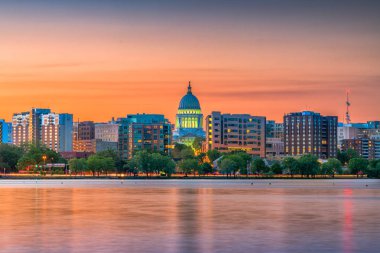 Madison, Wisconsin, ABD şehir merkezi alacakaranlıkta Monona Gölü 'nde gökyüzü..