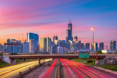 Chicago, Illinois, ABD şehir manzarası alacakaranlıkta karayolları üzerinde.
