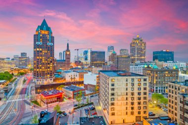 Milwaukee, WIsconsin, ABD şehir merkezi alacakaranlıkta gökyüzü.