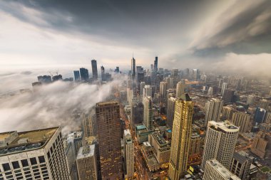 Fırtına bulutları ve haddeleme sis ile yukarıdan Chicago, Illinois, ABD skyline.