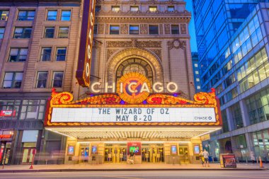 Chicago, Illinois - 10 Mayıs 2018: Landmark Chicago tiyatro durumuna Street alacakaranlıkta. 1921 den tarihi tiyatro tarihleri.