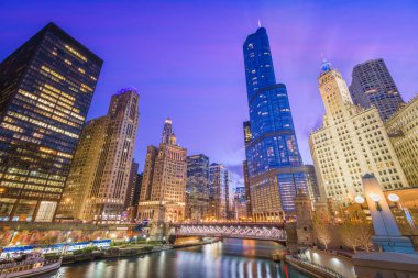 Chicago, Illinois, ABD cityscape alacakaranlık nehir üzerinde.
