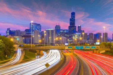 Chicago, Illinois, ABD şehir manzarası alacakaranlıkta karayolları üzerinde.