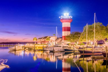 Hilton Head, Güney Carolina, deniz feneri alacakaranlıkta.