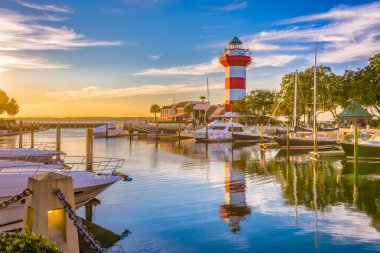 Hilton Head, Güney Carolina, deniz feneri alacakaranlıkta.
