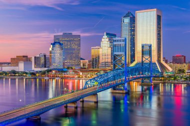 Jacksonville, Florida, ABD şehir manzarası St. Johns Nehri üzerinde alacakaranlıkta.