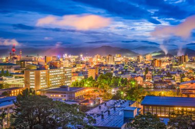 Alacakaranlıkta: Tottori, Japan şehir manzarası.