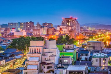 Matsue, alacakaranlıkta: Shimane, Japan şehir manzarası.