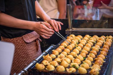 Bir foodstall Japonya'nın Osaka, hazırlıklı olmak Takoyaki.