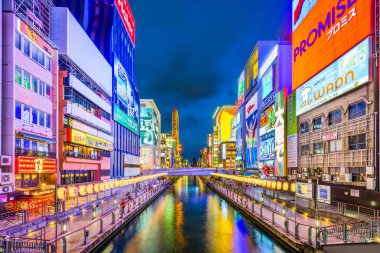 Osaka, Japonya - 16 Ağustos 2015: Dotonbori kanalda Namba bölgesi. Kanal erken 1600'ın Tarih ve popüler gece hedef olduğunu.