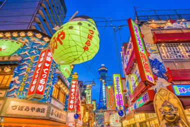 Osaka, Japonya - 17 Ağustos 2015: Shinsekai bölgesinin Osaka. Mahalle 1912 New York ve Paris aslında modelleri olarak hizmet veren ile oluşturuldu.