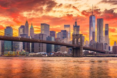 Güneş battıktan sonra Doğu Nehri ile Brooklyn Köprüsü üzerinde Manhattan'ın New York, New York, ABD skyline.