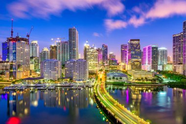 Miami, Florida, ABD gece Biscayne Körfezi üzerinden şehir manzarası.