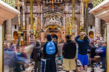 Jerusalem, İsrail - 23 Şubat 2012: Kalabalıklar içinde Jeruaslem Kutsal Kabir Kilisesi.