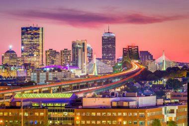 Boston, Massachusetts, ABD skyline ile köprü ve otoyollar alacakaranlıkta.