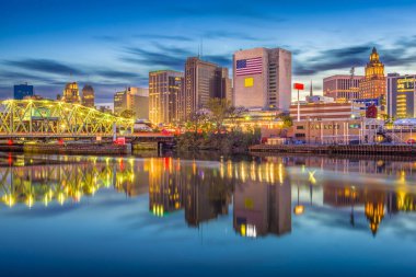 Newark, New Jersey, ABD skyline alacakaranlıkta Passaic Nehri üzerinde.