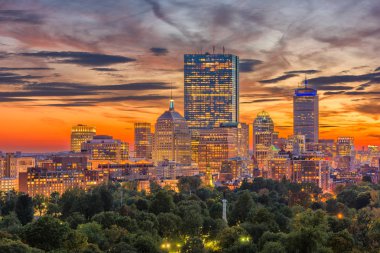 Boston, Massachusetts, ABD şehir manzarası park üzerinde.