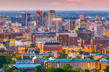 Birmingham, Alabama, ABD alacakaranlıkta yukarıdan şehir manzarası.