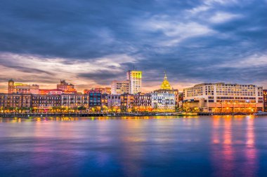 Savannah, Georgia, ABD cityscape nehir sokak şafak.