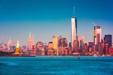Alacakaranlıkta liman Manhattan'dan New York, New York skyline.