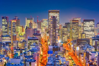 Osaka, Japonya gece cityscape Honmachi taslağı üzerinde.