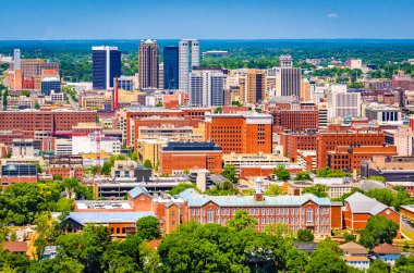 Birmingham, Alabama, ABD alacakaranlıkta yukarıdan şehir manzarası.