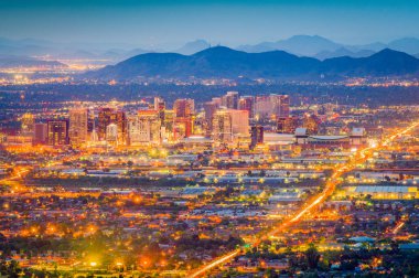 Phoenix, Arizona, ABD Alacakaranlıkta şehir manzarası.