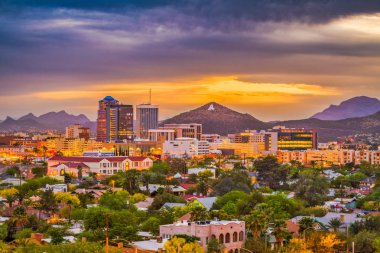 Alacakaranlıkta Tucson, Arizona, ABD şehir manzarası ile Sentinel tepe. (Dağın 