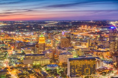 San Antonio, Texas, ABD şehir şehir manzarası alacakaranlıkta.