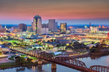Shreveport, Louisiana, ABD skyline alacakaranlıkta kızılırmak üzerinde.