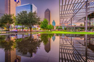 Dallas, Texas, ABD Şehir Merkezi plaza ve alacakaranlıkta cityscape.