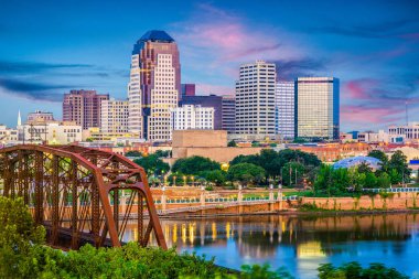 Shreveport, Louisiana, ABD skyline alacakaranlıkta kızılırmak üzerinde.