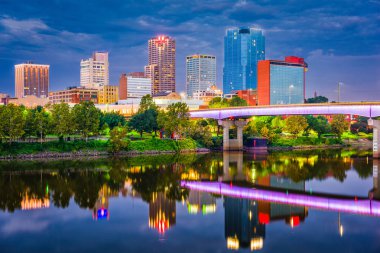 Little Rock, Arkansas, ABD Alacakaranlıkta nehirde ufuk çizgisi.