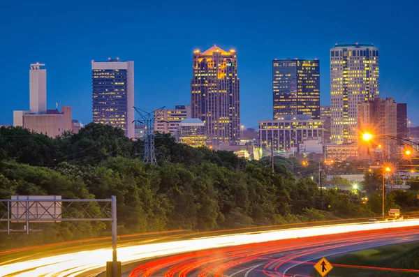 Birmingham Alabama Usa Highway Und Skyline Der Abenddämmerung — Stockfoto