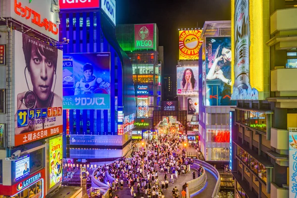 Osaka Japão Agosto 2015 Pedestres Caminham Abaixo Outdoors Distrito Dotonbori — Fotografia de Stock