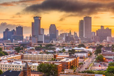 Alacakaranlıkta New Orleans, Louisiana, ABD şehir manzarası.