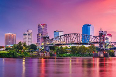 Little Rock, Arkansas, ABD Alacakaranlıkta nehirde ufuk çizgisi.