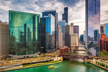 Chicago, Illinois, ABD cityscape Nehri alacakaranlıkta.