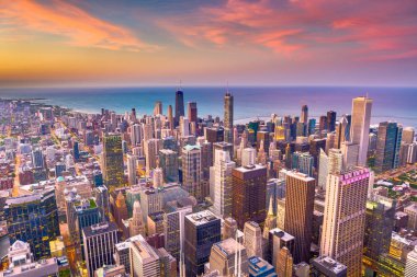 Chicago, Illinois, ABD şehir şehir manzarası alacakaranlıkta.