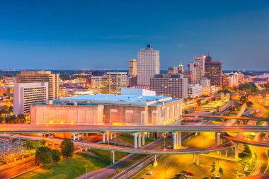 Memphis, Tennessee, ABD şehir şehir manzarası alacakaranlıkta karayolları üzerinde.