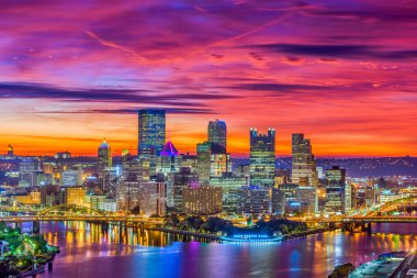 Şafakta nehirler üzerinde Pittsburgh, Pennsylvania, ABD şehir manzarası.