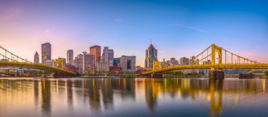 Pittsburgh, Pennsylvania, ABD panorama manzarası alacakaranlıkta Allegheny nehrinde.